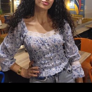 American eagle xs sz cute blouse ((excellent condition))